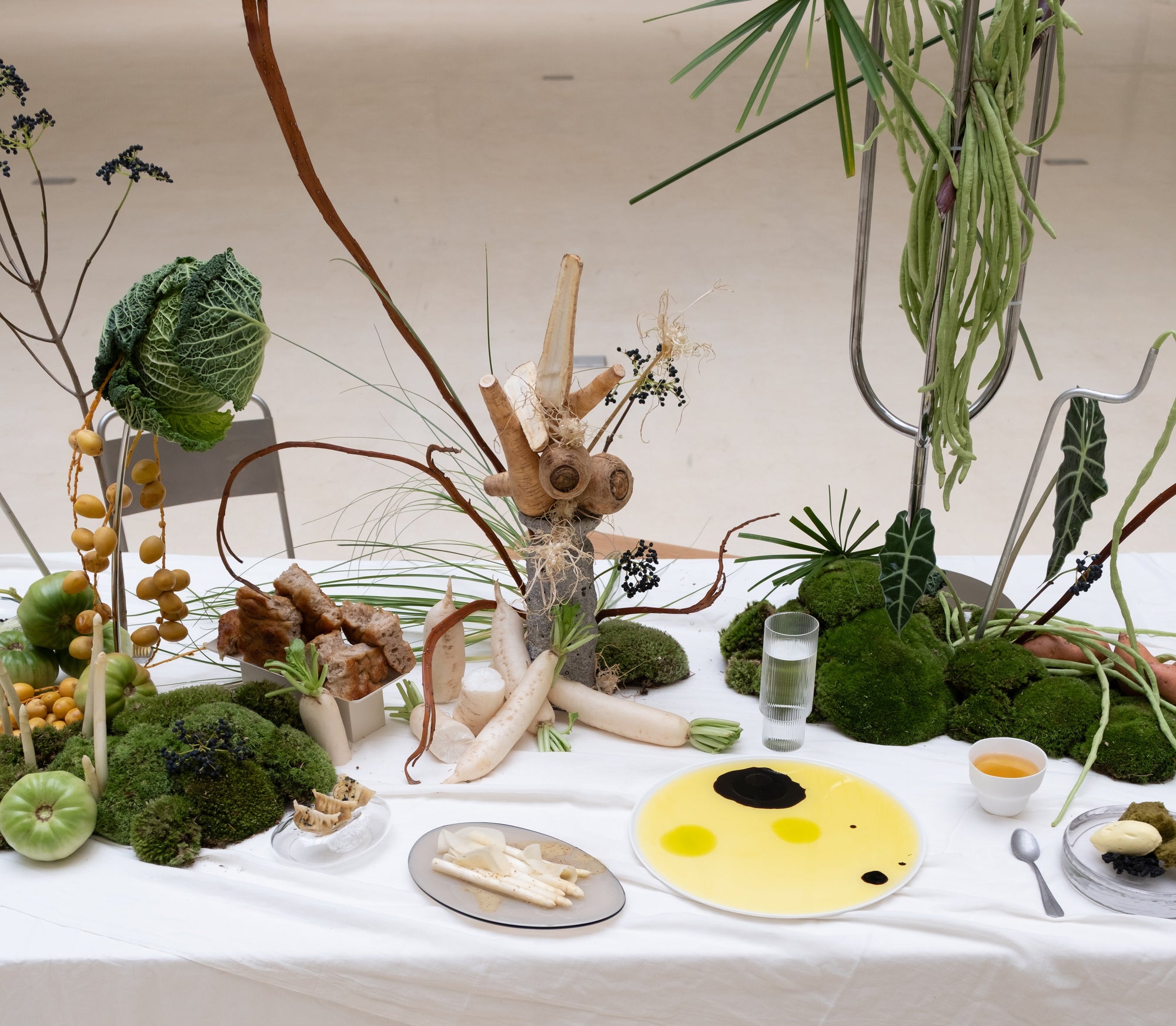 a sculptural meeting between petal and plate